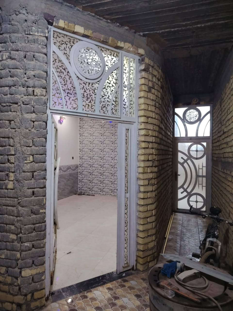 مشتمل بالسياسيين قريب شارع الحي ١٠٠ متر الطابق الأرضي استقبال وهول وغرفة نوم والطابق الثاني غرفة نوم وهول فارغ جاهز للسكن السعر ١٠٥ مليون للاتصال ***********
