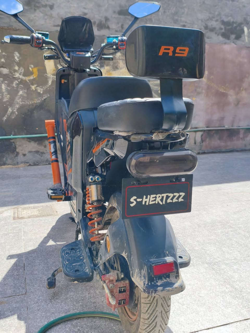 ⚡️ دراجة كهربائية "فول مواصفات" للبيع ⚡️
​السرعة: تصل لـ 80 كم/ساعة.
​المسافة: تمشيك 50 كم بالشحنة.
​المميزات: شحن سريع + نظام بايدر (بدالات) + رجوع للخلف (بك).
​الإضافات: سماعة، صندوق، نشرة ضوئية كاملة، إشارات، ولايت عالي وناصي.
​الحالة: قوية ورزنة جداً بالمشي.
​💰 السعر: 750,000 دينار عراقي.
​📞 للتواصل***********وتساب 
***********
