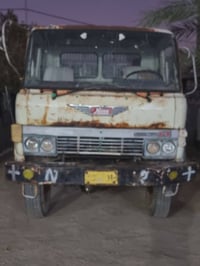 هينو ٨٤ للبيع نكره سلف  نقصها بريك مو زين  السعر ٣٣وبيها مجال 07854500...