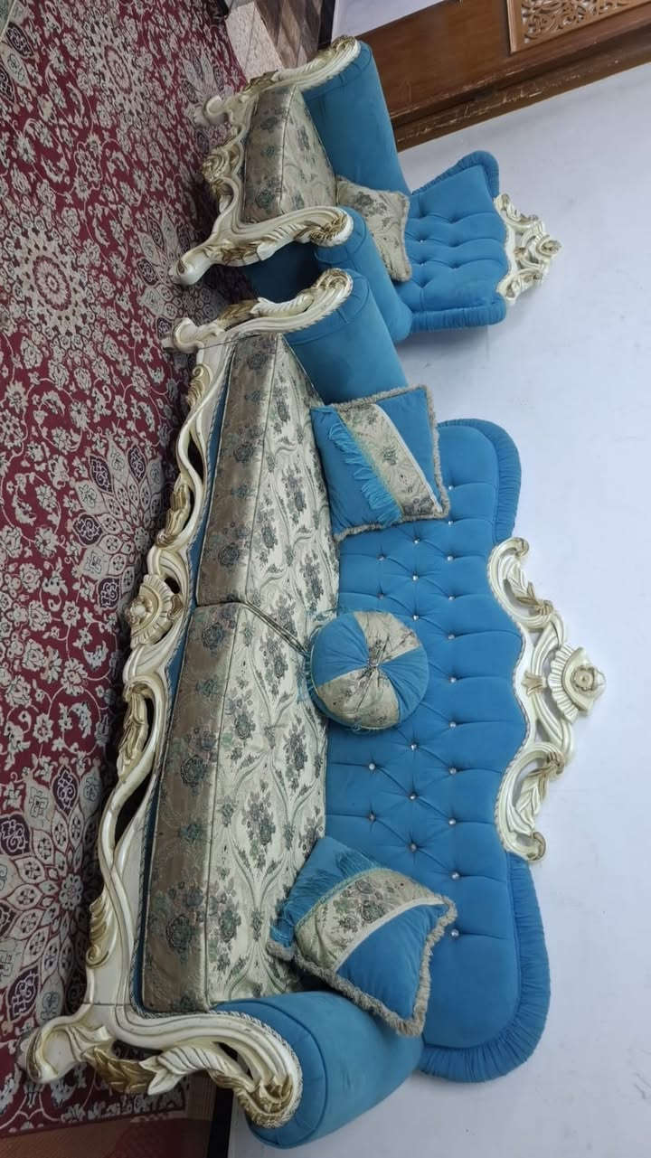 تخم زان تركي 10 مقاعد نضافته 100\100 اخو جديد كلش نضيف كل ضرار ما بي اربع كراسي وقنفتين السعر 400 بي مجال المكان البياع الاستفسار اتصل عل رقم *********** بي وتساب اكو توصيل
