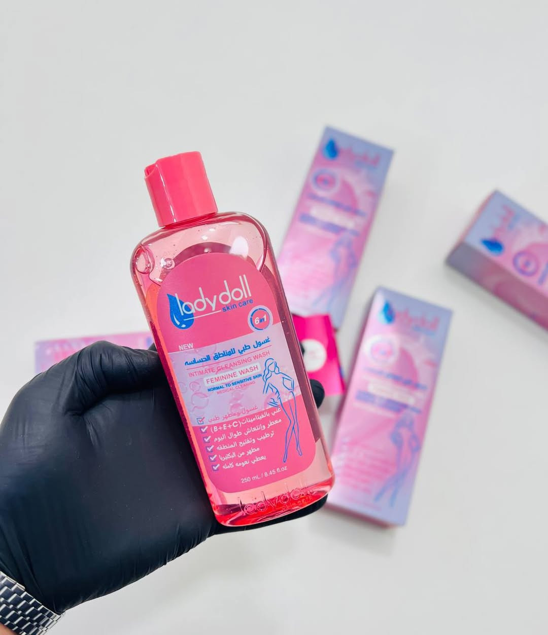 غسول ليدي دول هو غسول طبي مخصص للمناطق الحساسة بتركيبة 6 في 1، مصمم للبشرة العادية والحساسة. 

الميزات والفوائد
تنظيف طبي وتطهير: يعمل الغسول على التطهير وقتل البكتيريا الضارة والتخلص من الروائح الكريهة.
ترطيب وتفتيح: يساعد في ترطيب وتفتيح المنطقة الحساسة ومنحها النعومة.
انتعاش ورائحة: يمنح شعوراً بالانتعاش والنظافة طوال اليوم.
غني بالفيتامينات: يحتوي على مجموعة من الفيتامينات الأساسية، مثل فيتامين B و E و C.
متوازن الحموضة: يتميز بتركيبة متوازنة الحموضة (pH Balanced) ولطيفة لا تسبب التحسس.
معتمد من أطباء الجلدية: تم اختبار المنتج والموافقة عليه من قبل أطباء الجلدية. 

للحجز والاستفسار خاص 
يتوفر توصيل لجميع محافظات العراق 
@إشارة


**إذا كنت صاحب هذا الإعلان وتريد حذفه لأي سبب، رجاءا أرسل رسالة إلى الدعم الفني**