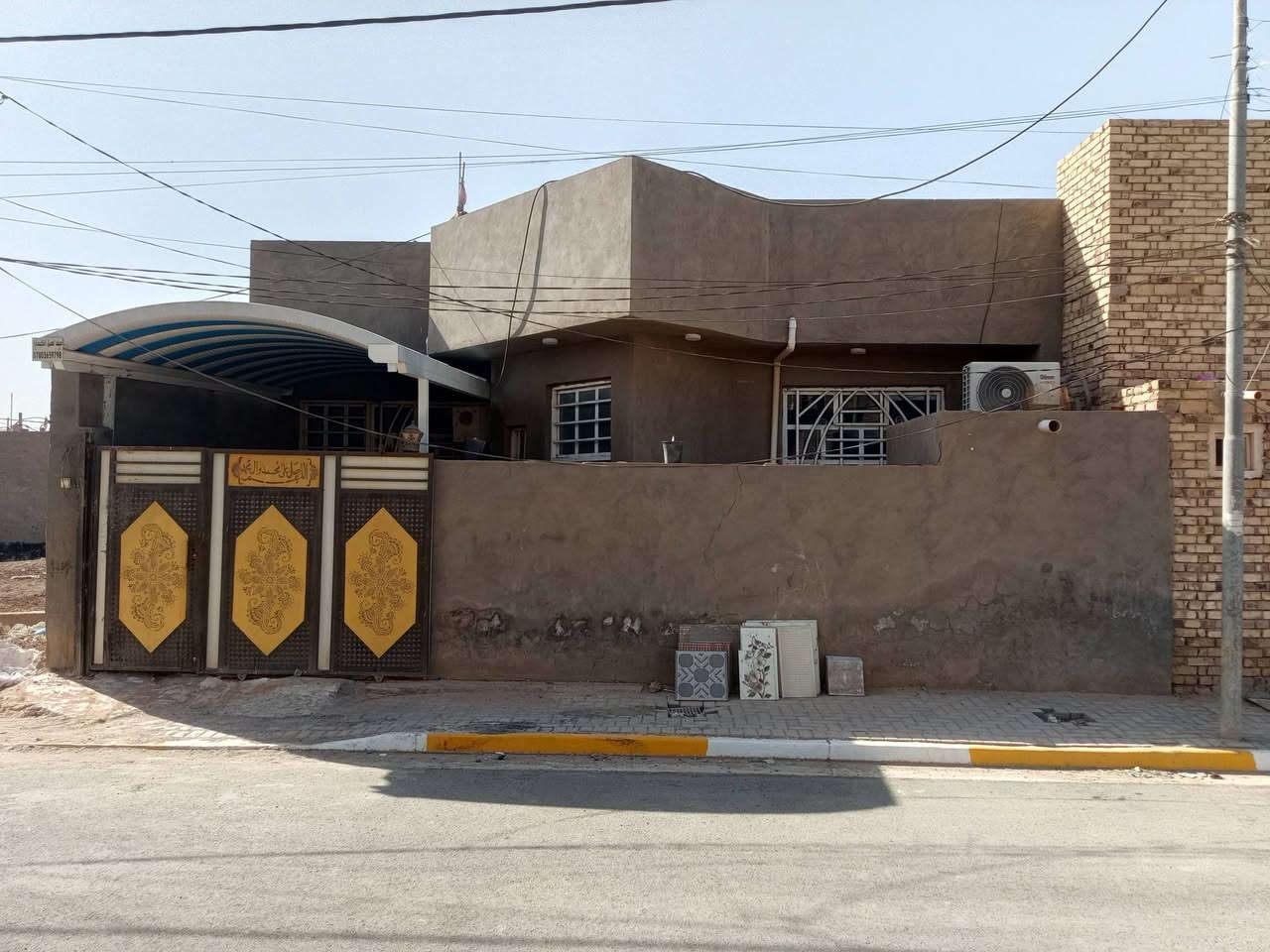 الديوانية حي الشرطه بدايت المنطقه المساحة 200
واجهه 10 نزال 20
كونكريت مسلح
بناء2019
غرفتين صاله استقبال مطبخ حار وبارد مدخل صحيات داخلية
مناور 2وخارجية عرض شارع 10 
نقد 150 مبادره 155
*********** الدار بسمي
