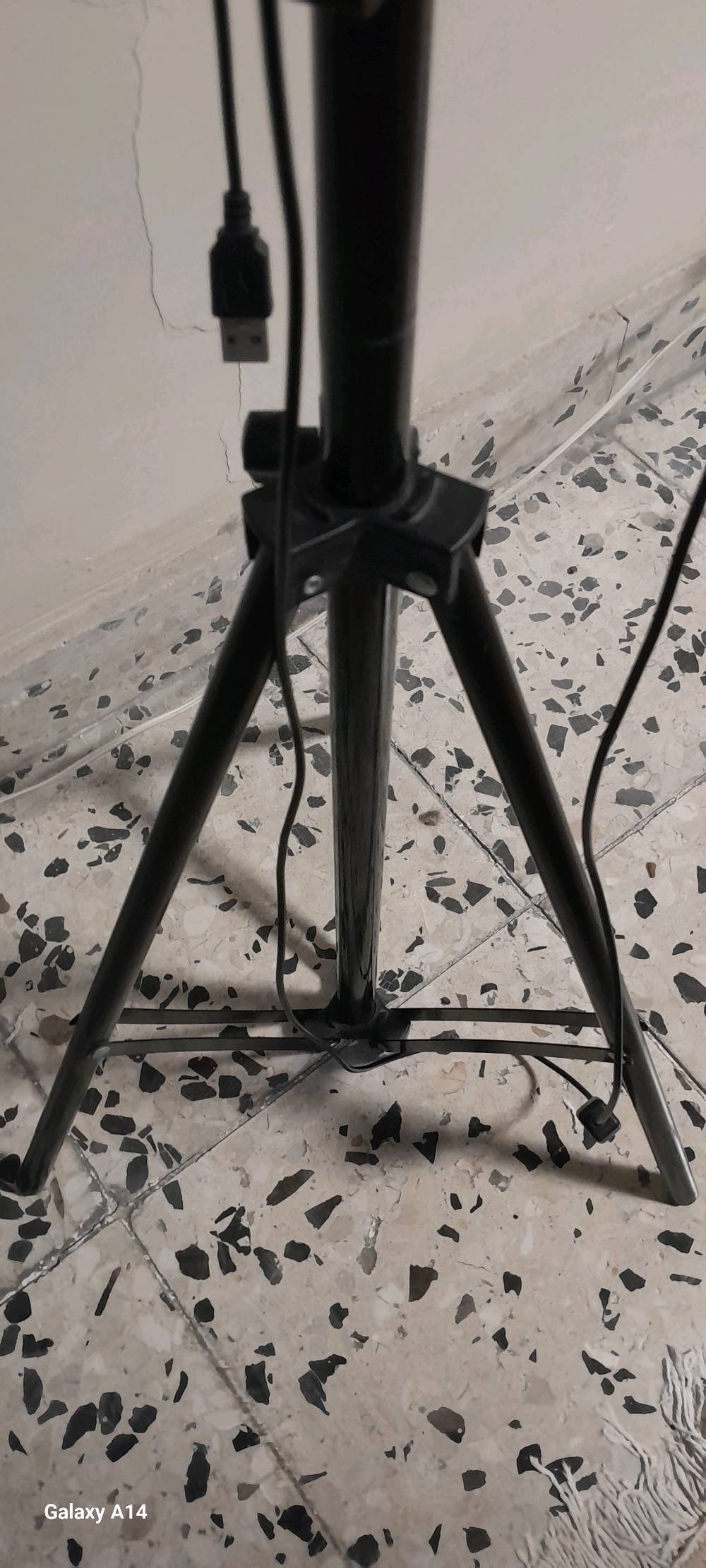 هذا ستاند حلقي ضوئي يحتوي على حامل ثلاثي القوائم قابل للتعديل مع ريموت للتحكم اللاسلكي. مثالي لتصوير الفيديوهات والأعمال الاحترافية مثل الماكياج والبث المباشر. الستاند مصنوع من مواد متينة ويقدم إضاءة متساوية لتجنب الظلال.