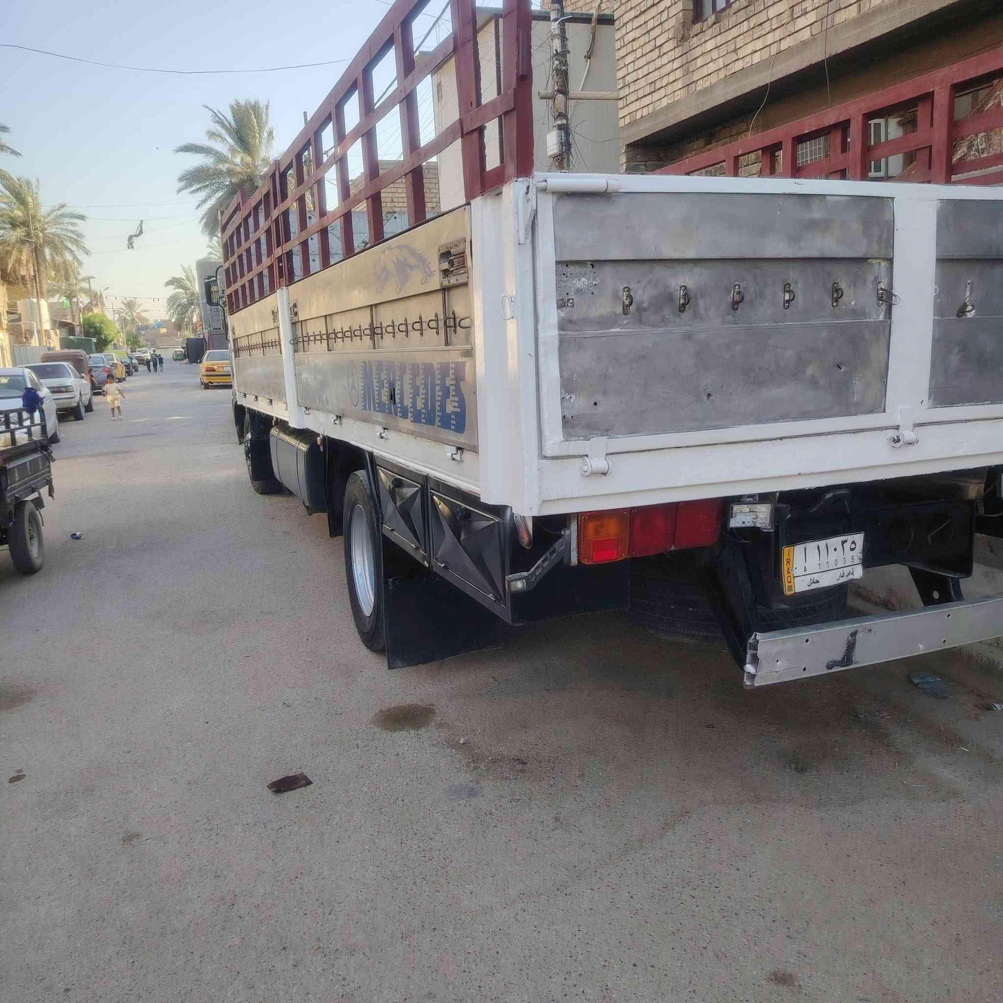 السلام عليكم سياره فوسه للبيع موديل 2000  طول سبعه وربع عرض ثنين ونص مكينه 17 عادي ***********
