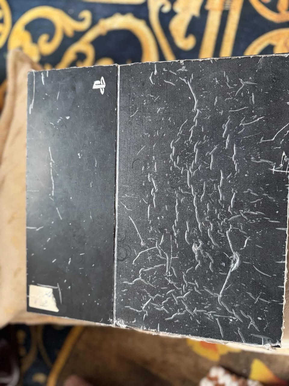 بلي 4 مهكرً السعر 300 وبي مجال
وياه فلاش وجوستكات ويحتوي على 6 ألعاب مكفول من اي شي 
كوت/ الخاجيه ‭0773 468 2494‬
