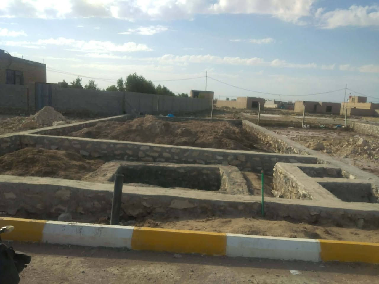 قطعت ارض زراعي سند ٢٥ 
المساحة ٢٠٠ متر ...مجاور حي المهندسين شارع تبليط مع الخدمات مع رباط حجر ...للاستفسار  ***********
