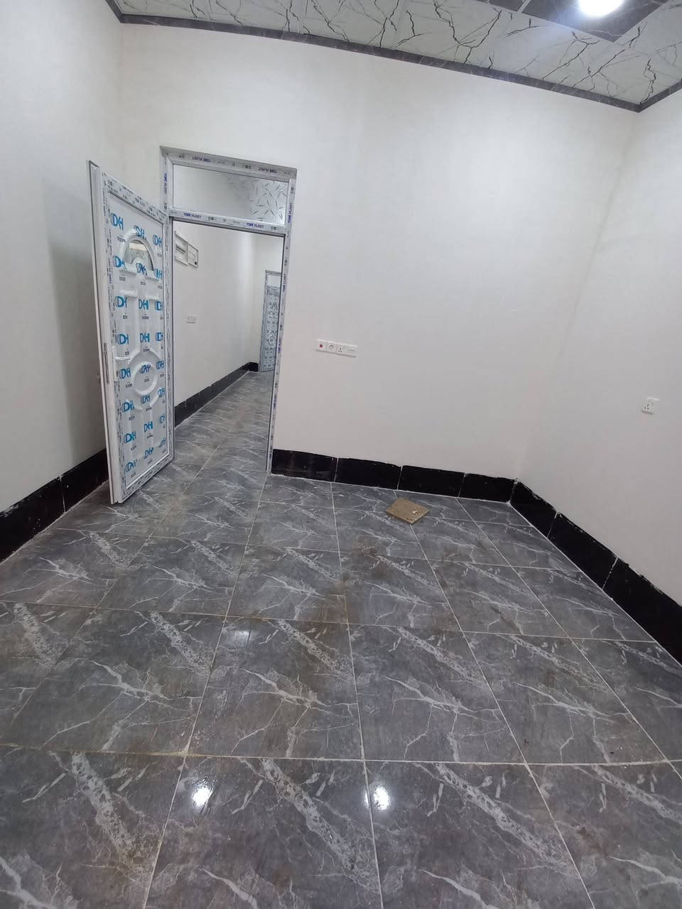 بيت للبيع العنوان القوسيات 📚قرب المدرسه الصينيه المساحه ١٠٠متر طابق ونص 🔑كامل مفتاح 🚪تسليم فوري الاستفسار على الرقم 📲***********
***********
