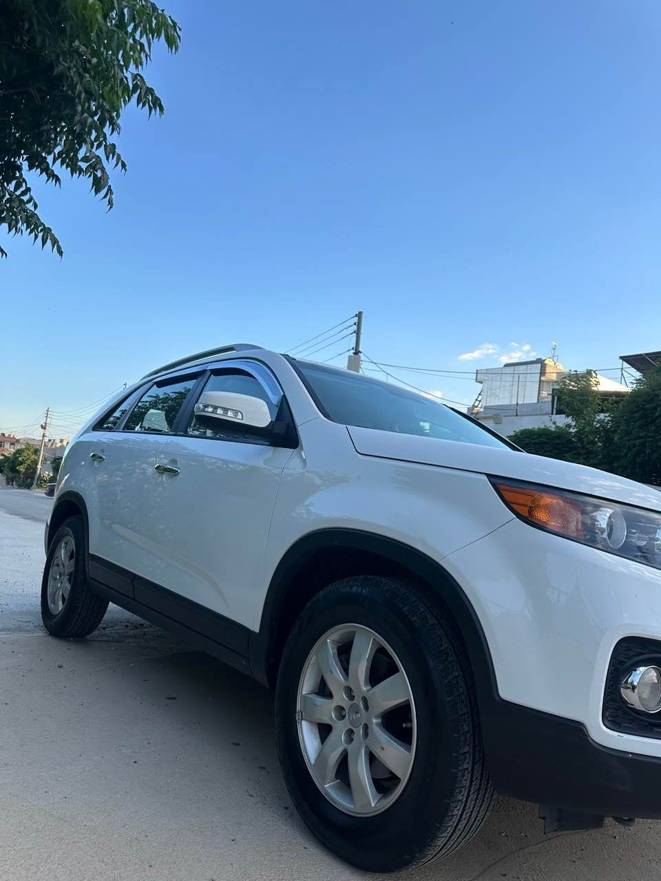 کیا سۆرێنتۆ.   Kia Sorento
مۆدێل ٢٠١٢ 
٢٠٠ کیلۆمەتر ڕۆشتووە
مەکینەی نەکراوەتەوە تەنها قەپاغی مەکینە کراوەتەوە بۆ وەلف گۆڕین
بێ بۆیاخ
نیو مواسەفات و پانۆراما
مەکینەی نەکراوەتەوە هەزەی تازەیە سەنەوی تا ٢٠٢٧ تازەیە
نرخی ١٥٥ و معامەلە
0773 108 9849 السليمانية, العراق
