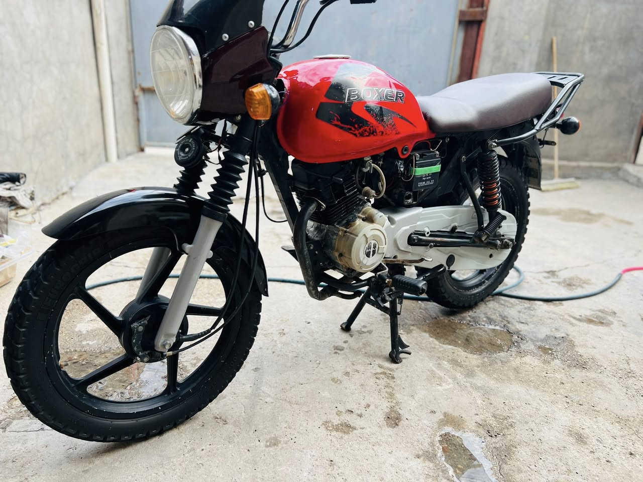 سلام عليكم بوكسر موديل ١٩اوراق اصوليه كمرك مدفوع كبل ترقم نضيفه وكامله ماناقصه اي شي كله شغال مكاني طوريج ***********
