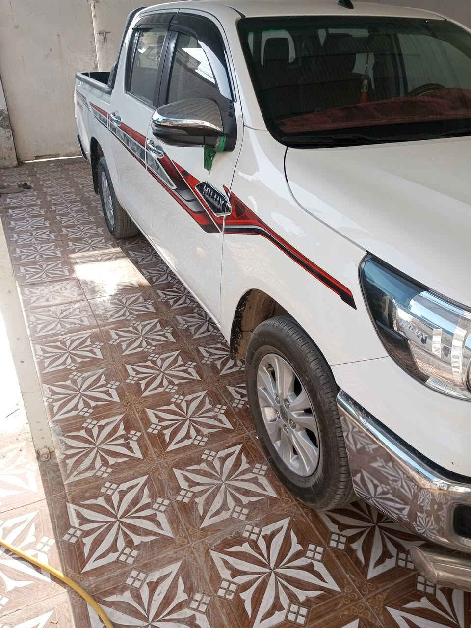 بيك اب هايلوكس موديل ١٦ محدثه 23 مكفوله من الدعاميه للدعاميه وباسمي وماناقصهه اي شي محرك گير كله مكفول گير عادي سياره حلوه ونظيفه جدا كامره خلفيه تبريد ثلج تدفئه كهربائيات كلهه شغاله ماشيه ١١٠ سعرهه ١٩٥ عنواني الناصريه قضاء النصر وهذا رقمي ***********
