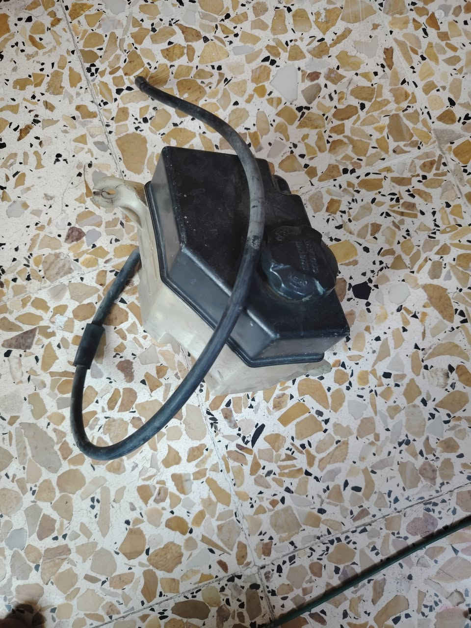 للبيع مكاني جكوك قرب بوابت الكاضميه *********** نوزلات حاويه عل شغل مرايه يمنه اصليه
