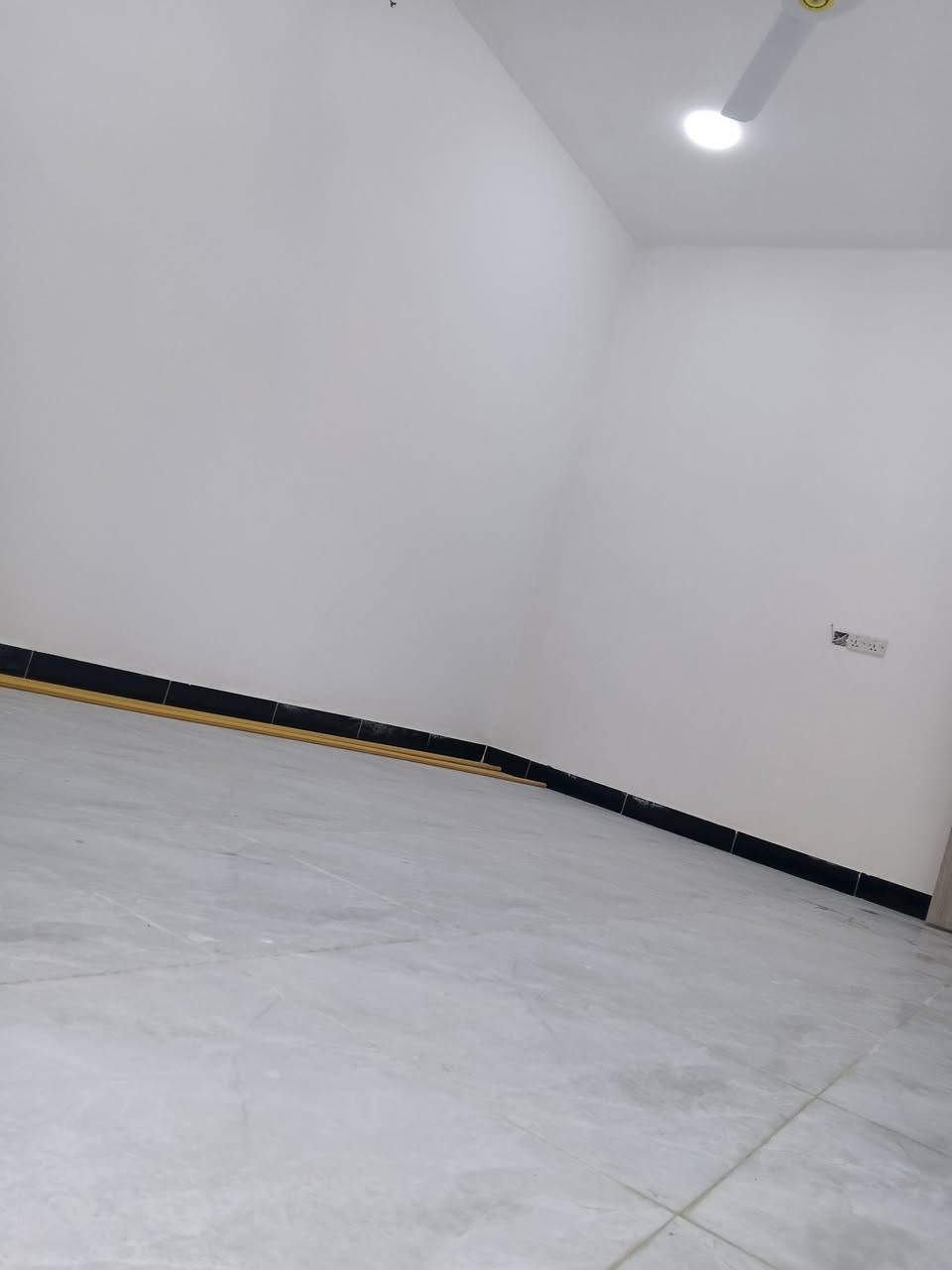 مشتمل للبيع ١٠٠ متر قاطين بناء حديث . العنوان دور الزراعه الثالثه . يحتوي المشتمل ع استقبال مطبخ صاله مناور 2+ غرفه وصحيات . الفوك غرفه وصاله وصحيات. .. جنس الأرض سند ٢٥ ملك صرف ..  للاستفسار الاتصال على الرقم *********** السعر ٧٥ وبي مجال
