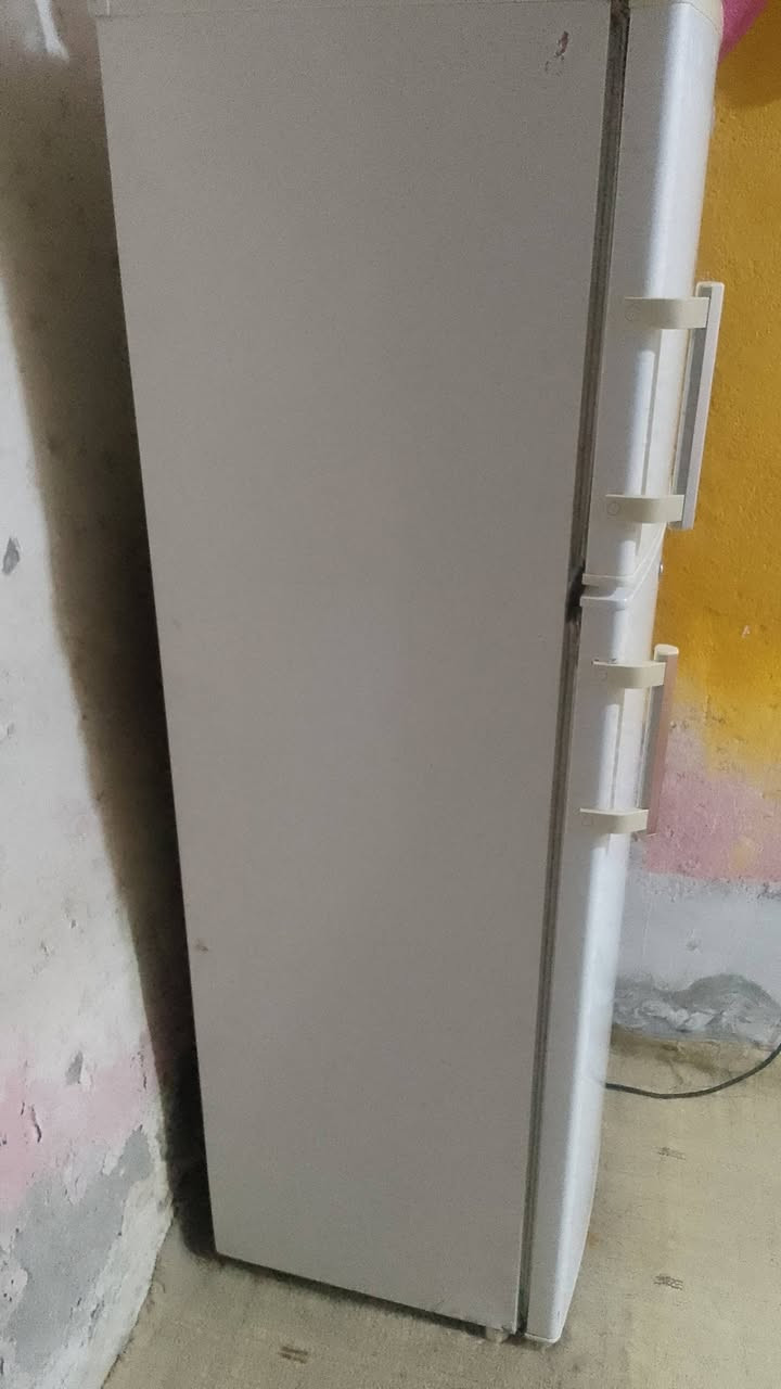 السلام عليكم عندي ثلاجه للبيع ثلاجه تبريده كلش حلو ومابيه اخياس  ونضيفه قدم 12 اريده 175 وبيه مجاي لللشراي *********** للاتصال او اي استفسار
