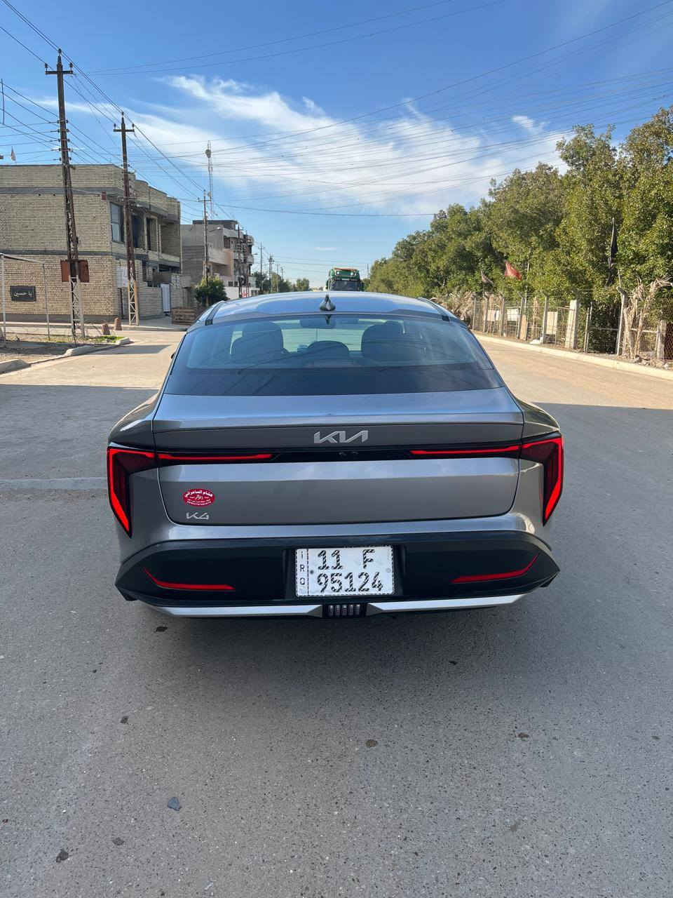 السلام عليكم 
متاح كيا كي فور 2025
وارد امريكي
ماشية 3000 ميل
Kia k4
فول موصفات عدا فتحة واشاير بالمري 
.تشغيل عن بعد 
.اشارة ترحيب 
.فتح الصندوق عند الاقتراب 
.اوتو هولد
.سايد بريك كهربائي
.رادار جانبي وامامي 
.مازدات led لد ثلاث عدسات
.قيادة ذاتية 
.تحديد مسار
.شاشة متصلة 
.اضوية داخلية لمس
.تحكم كامل عن طريق الشاشة 
. دشبول بيانو 

الحادث موضح بالصور 
تبديل قطعتين فقط .
.باب سائق امريكي نفس اللون فقط فتح وشد 
.وجاملغ ايسر 

كل القطع اللي مبدلها امريكية مال تفصيخ اصلي بس الجاملغ تجاري  .
السعر :$179
بغداد 
***********
موجود واتساب
