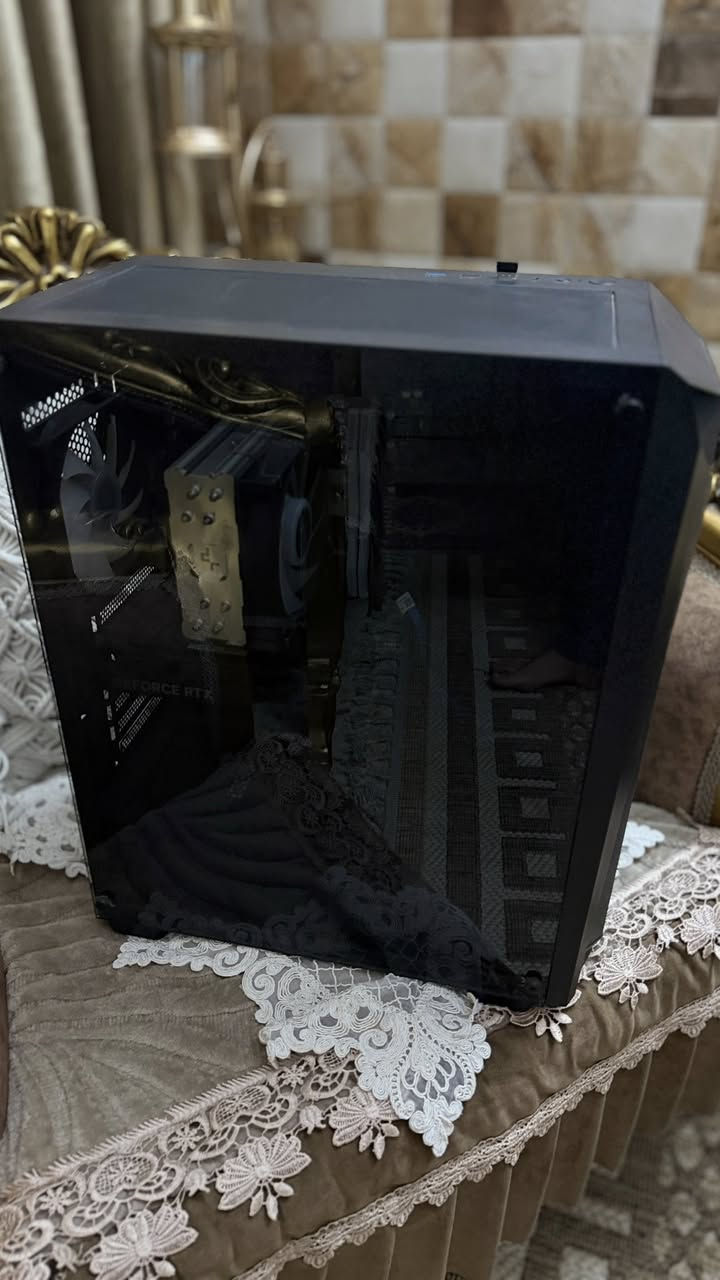 حاسبة تجميع للمونتاج للبيع
بمواصفات وحش وتشغل أقوى الألعاب وبرامج المونتاج بدقة 4K و 2K بكل سلاسة:

✅ المعالج (CPU): AMD Ryzen 7 9700 (أحدث أجيال رايزن، أداء خرافي بالألعاب والمونتاج).

✅ كارت الشاشة (GPU): 
 RTX 4060 Ti GV-N406TWF2OC-16GD). 
(ملك الأداء، يدعم تقنيات الـ DLSS 3 والـ Ray Tracing) (VRAM): تأتي بسعة 16 جيجابايت (وهي النسخة الأعلى من الـ 4060 Ti)

✅ الذاكرة (RAM): 32GB DDR5 (بسرعة عالية، أداء مستقر جداً مع المهام الثقيلة).

✅ التخزين (Storage): - ٢TB ssd and md2 (للنظام والألعاب السريعة)

السعر 1,750,000

حاسبة نضيفة وقوية ومخصصة للمونتاج والالعاب 

للمراسلة على الواتس اب 

***********
