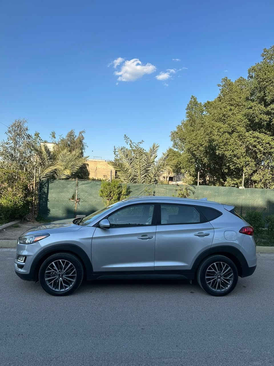 السلام عليكم
توسان 2020 وارد امريكي 
رقم بغداد ماشية 49 الف 
محرك وكير بلاديات بدون فتح
بصمة كراسي كهرباء رادار 
حادثها جاملغ وبنيد وباب 
مواصفات السيارة ونظافتها واضحة
مكاني بغداد / زيونة سعرها 148 
للاستفسار : ***********
