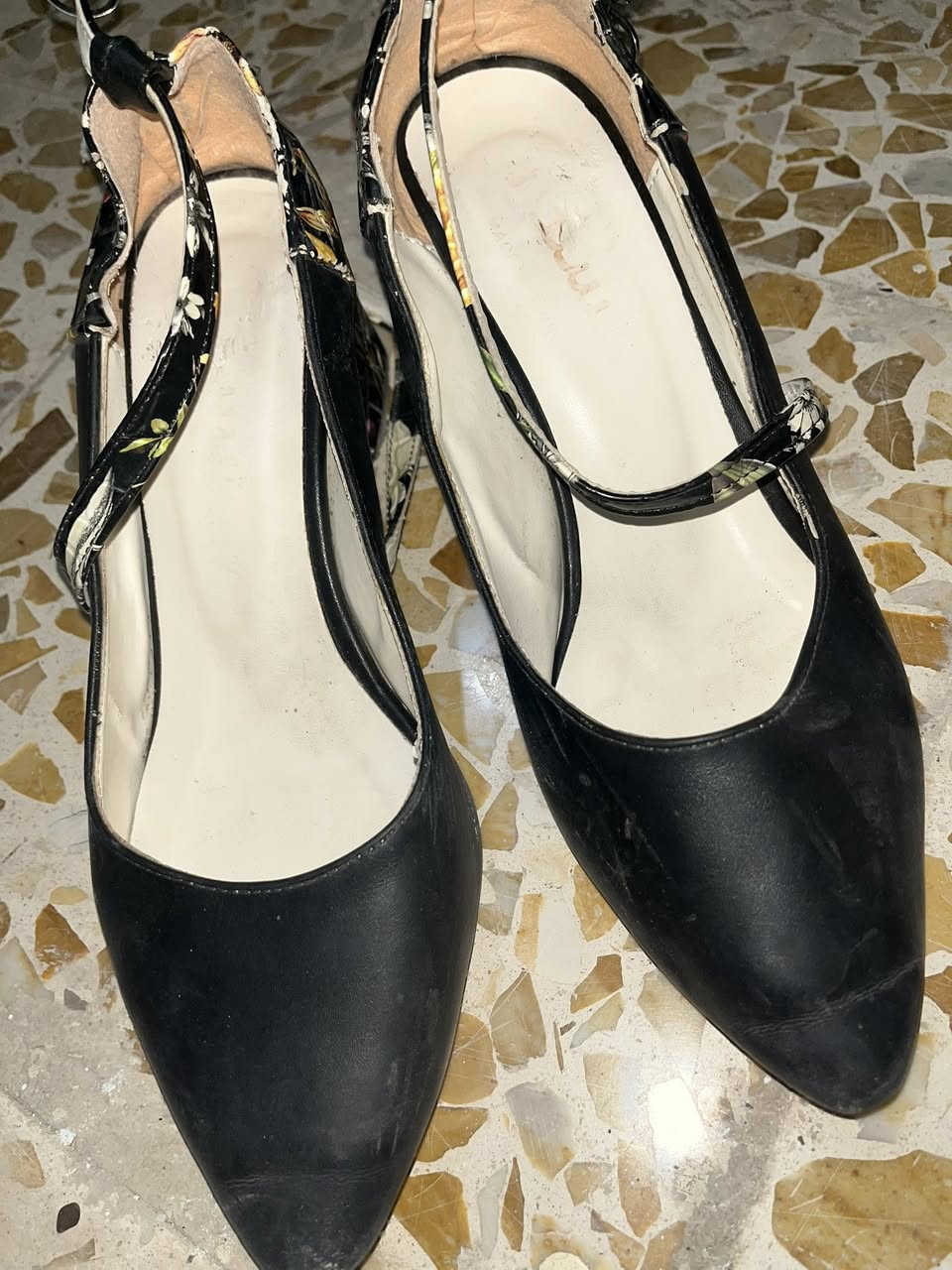 لعفو احذيه وشحاطات نضيفات للبيع 
مكاني سياسين


**إذا كنت صاحب هذا الإعلان وتريد حذفه لأي سبب، رجاءا أرسل رسالة إلى الدعم الفني**