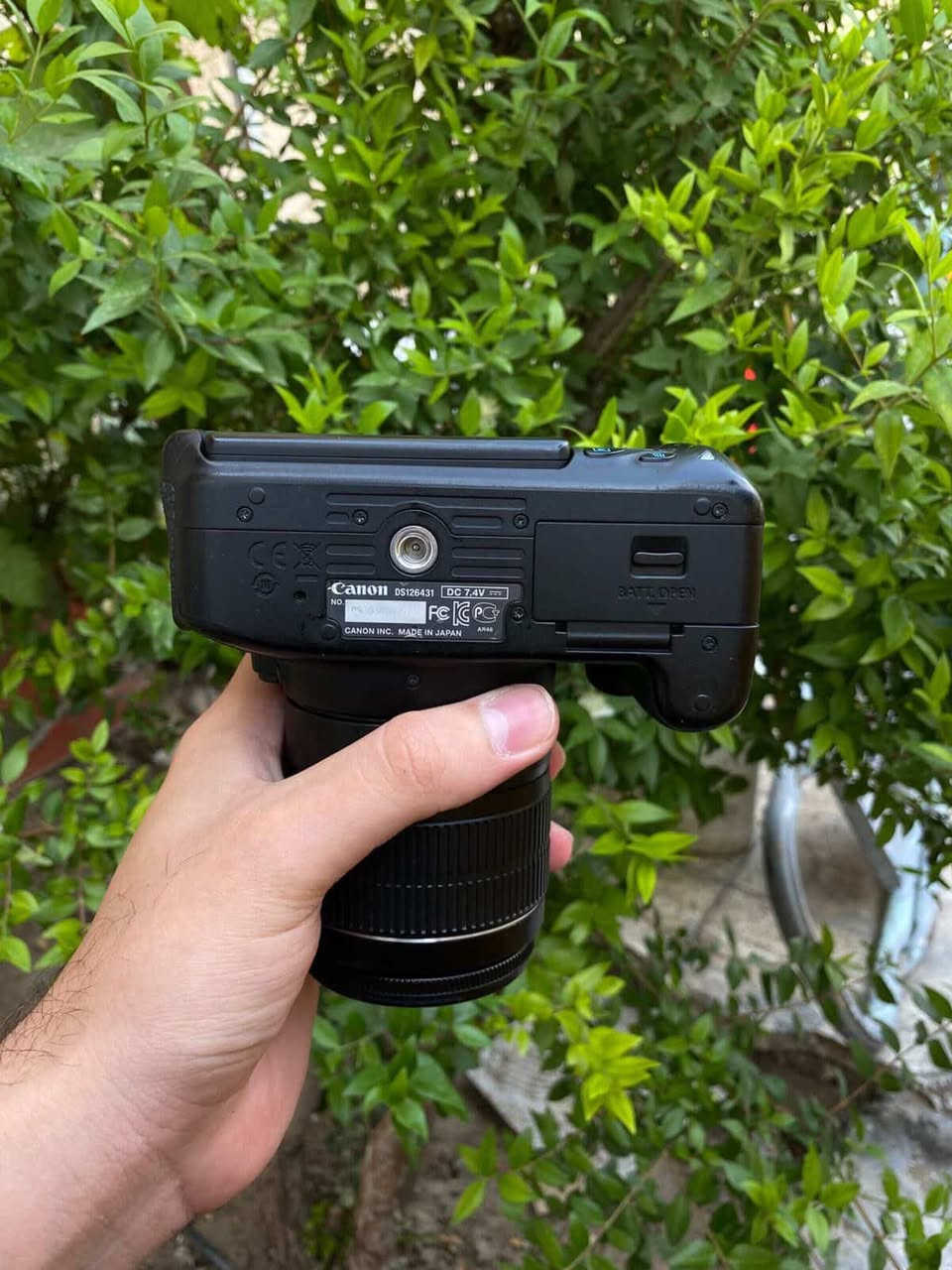 كاميرا كانون 700D ، الكاميرا بحالة ممتازة جداً ونظيفة ، استخدام خفيف مناسبة للتصوير الفوتوغرافي والفيديو وصناعة المحتوى.  
تدعم تبديل العدسات وشاشتها قلّابة متحركة.  
يجي وياها كامل أغراضها/الشاحن والبطارية و حقيبتها الخاصة
السعر ٤٠٠ الف و بيها مجال 
البيع بسبب عدم الاستخدام.  
للاستفسار *********** 🤍
