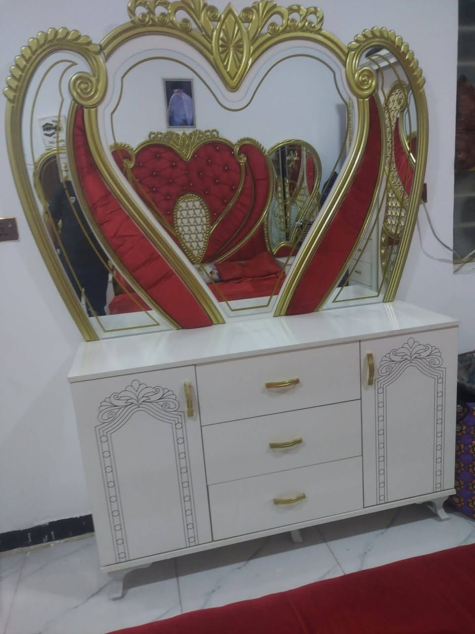 سلام عليكم غرفه نوم مكاني كوت حي الحكيم السعر 900 وبيه مجال شي بصيط الستفسار ***********
