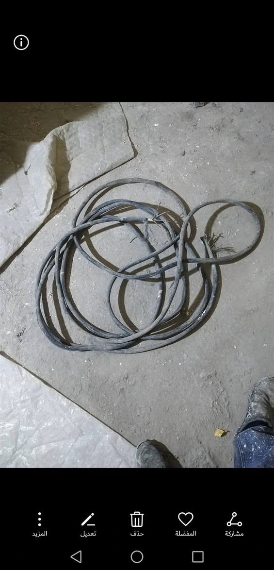 كيبلات احد ٢ في ١٠ ٩ متر والثاني اربع خطوط اب ٢ ونص ٥٠ كلهن والبوردات واحد ٥٢ واذا كله ٦٠ اتصال ***********
