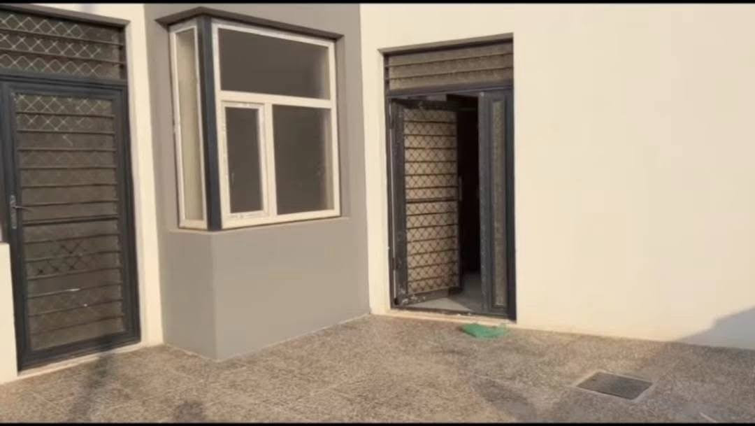 بيت للبيع في مجمع المختار على وضع الشركة جديد وفارغ
واصل 150 مليون يباع بتطلوعه
 مساحته 200 متر بلوك 26 المنطقه مالته بالمنتصف  البيت بي غرفتين نوم وحده فوق سويت وغرفه جوه ومكشوفات اثنين وحمام وحديقه وكراج سياره
للأستفسار *********** 📞
او مراسله صفحه مكتب ابو مشتاق للعقار 
عنوان مكتبنا
"الكوفة حي المتنبي الشارع الفاصل بين حي المتنبي وحي الجامعه مجاور مكتبه هشام " 
نستقبل جميع عروضكم من البيوت والعرصات
