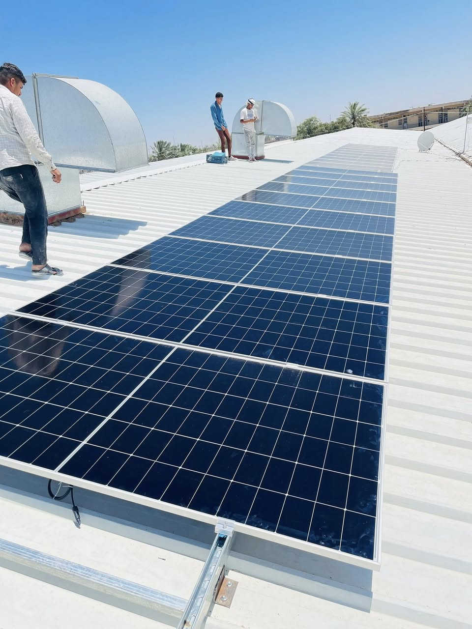 ⚡️ إعادة الحياة لمنظومة متضررة بسبب التنصيب الخاطئ ⚡️

بعد تعرض المنظومة السابقة لأضرار نتيجة أخطاء في التنفيذ والتركيب، تم بحمد الله إعادة تصميمها وتنصيبها من جديد وفق أعلى المواصفات والمعايير العالمية، وبأسلوب احترافي يضمن السلامة والكفاءة والعمر التشغيلي الطويل.

🔹 إنتاجية المنظومة: 50 أمبير نهاري
🔹 إنتاجية ليلية: 15 أمبير
🔹 توزيع وتنظيم احترافي للأسلاك والحمايات
🔹 مراعاة أعلى معايير الأمان والجودة
🔹 تنفيذ وإشراف كادر شركة أبراج المهندسين

نحن لا نكتفي بتركيب المنظومات، بل نحرص على تنفيذ حلول هندسية صحيحة تضمن أفضل أداء واستثمار طويل الأمد للطاقة الشمسية.

📍 بعقوبة – شارع خريسان
مقابل معرض خريسان للسيارات
بالقرب من مرطبات الأمير

📞 ***********

للاستفسار والحجز راسل الصفحة أو اتصل بنا.

#شركة_أبراج_المهندسين
#الطاقة_الشمسية
#تنصيب_احترافي
#اعادة_تأهيل_المنظومات
#هندسة_وجودة
#طاقة_نظيفة
#بعقوبة
#خريسان
#ابرز_المعجبين ✨️💙
