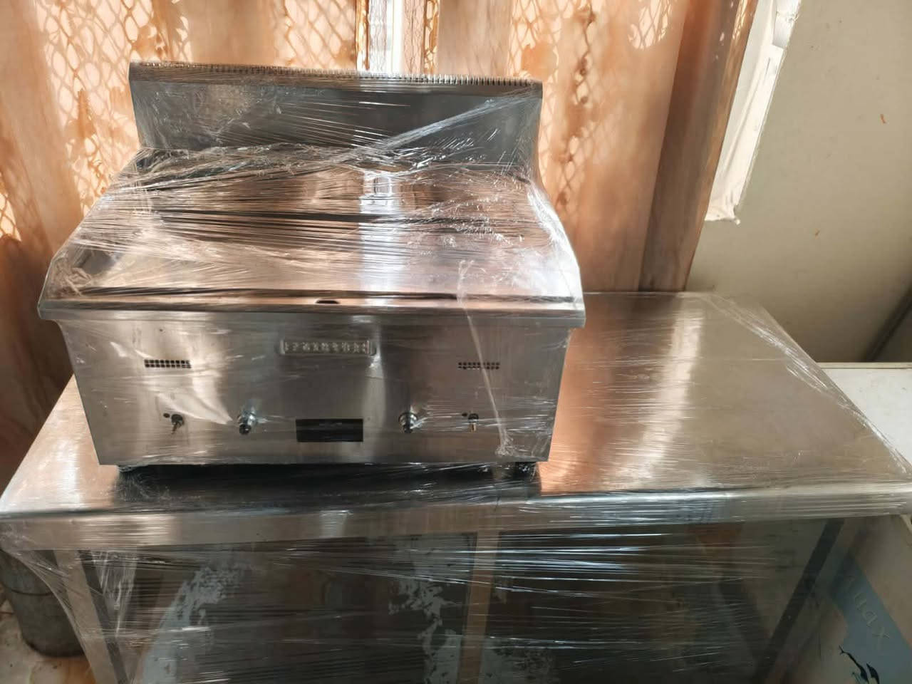 مطعم للبيع
1-گرل ومعداته
2-فرن بيتزا طابق واحد
3-قلايه كهربائيه+غازيه
4-ميوزه سل ستيل7قطع 
5-مثرامه لحم كهربائيه
6-طباخ5عيون
7-مثرامه لحم بانزين 
8-سكاكين بانوعهة
9-بلانكات من الصغير الي الكبير
10-برادات عدد2+مجمدات2
11-منقله كباب 
12-ميوزه وكراسي للصاله

العنوان ديالى بعقوبة 
رقم الهاتف (***********)
يوجد واتساب 
يوجد جمله ومفرد
