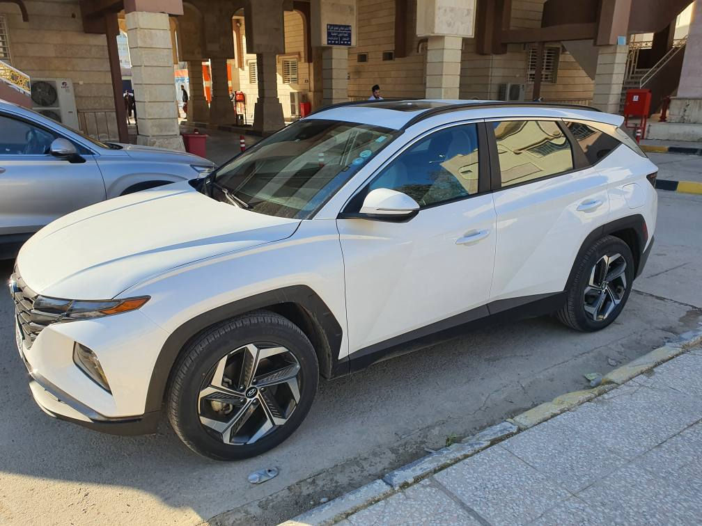 ما شاء الله، للبيع أيقونة التكنولوجيا والراحة هيونداي توسان (Hyundai Tucson) فئة SEL مضاف إليها حزمة الراحة المصنعية بالكامل. السيارة تتميز بمواصفات تقنية متطورة ومظهر رياضي فاخر بفضل الجنوط الكبيرة والفتحة.
​أبرز المواصفات والمميزات:
​المظهر الخارجي:
​فتحة سقف كهربائية تضفي لمسة فخامة.
​جنوط رياضية مقاس 19 إنش (الأكبر والأكثر ثباتاً في فئتها).
​إضاءة ذكية (LED Daytime Running Lights): مع نظام إضاءة متطور للطرقات.
​صندوق خلفي ذكي (Smart Power Liftgate): يفتح كهربائياً بمجرد الاقتراب منه، مع إمكانية ضبط الارتفاع.
​المقصورة والرفاهية الداخلية:
​إضاءة محيطية (Ambient Lighting): نظام إضاءة داخلية بـ 64 لوناً قابلة للتخصيص.
​نظام التكييف المتقدم: تحكم مناخي مزدوج مع ميزة تبريد وتدفئة المقاعد.
​شاشات ديجيتال: لوحة عدادات رقمية بالكامل 10.25 إنش + شاشة ملاحة وسطية 10.25 إنش.
​أنظمة القيادة والأمان الذكية:
​أوتو هولد (Auto Hold) وبريك إلكتروني.
​أنظمة الثبات: مانع انزلاق (TCS)، ونظام المساعدة في نزول المنحدرات (DBC).
​القيادة الذكية: رادار تفاعلي (Smart Cruise Control)، المحافظة على المسار، وتنبيه النقاط العمياء.
​الشحن والتشغيل: شاحن لاسلكي للجوال، تشغيل عن بعد، ودخول ذكي (بصمة).

الضرر موضح في الصور السيارة بأسمي وتحويل مباشر 
ماشية في العراق فقط ٦٠٠ كيلو وتم اجراء صيانة عاملة للشكرة يأجود الزيوت والفلاتر حسب جدول الصيانة الدوري للسيارة. 
محتاج فلوس واريد ابيعها 

السعر قفلها ٢٠٢٠ موصل, نينوى


**إذا كنت صاحب هذا الإعلان وتريد حذفه لأي سبب، رجاءا أرسل رسالة إلى الدعم الفني**