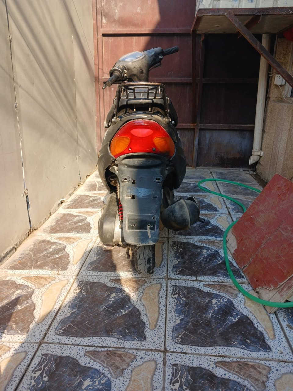 السلام عليكم دراجه يوماها بيجي سرعه 60للبيع الدراجه نضيفه حيل شلعه ومعدل فول مكينه خرسه شغاله سلف وهندر كهربائياته شغاله السعر200قفل الرقم *********** المكان حي الجهاد
