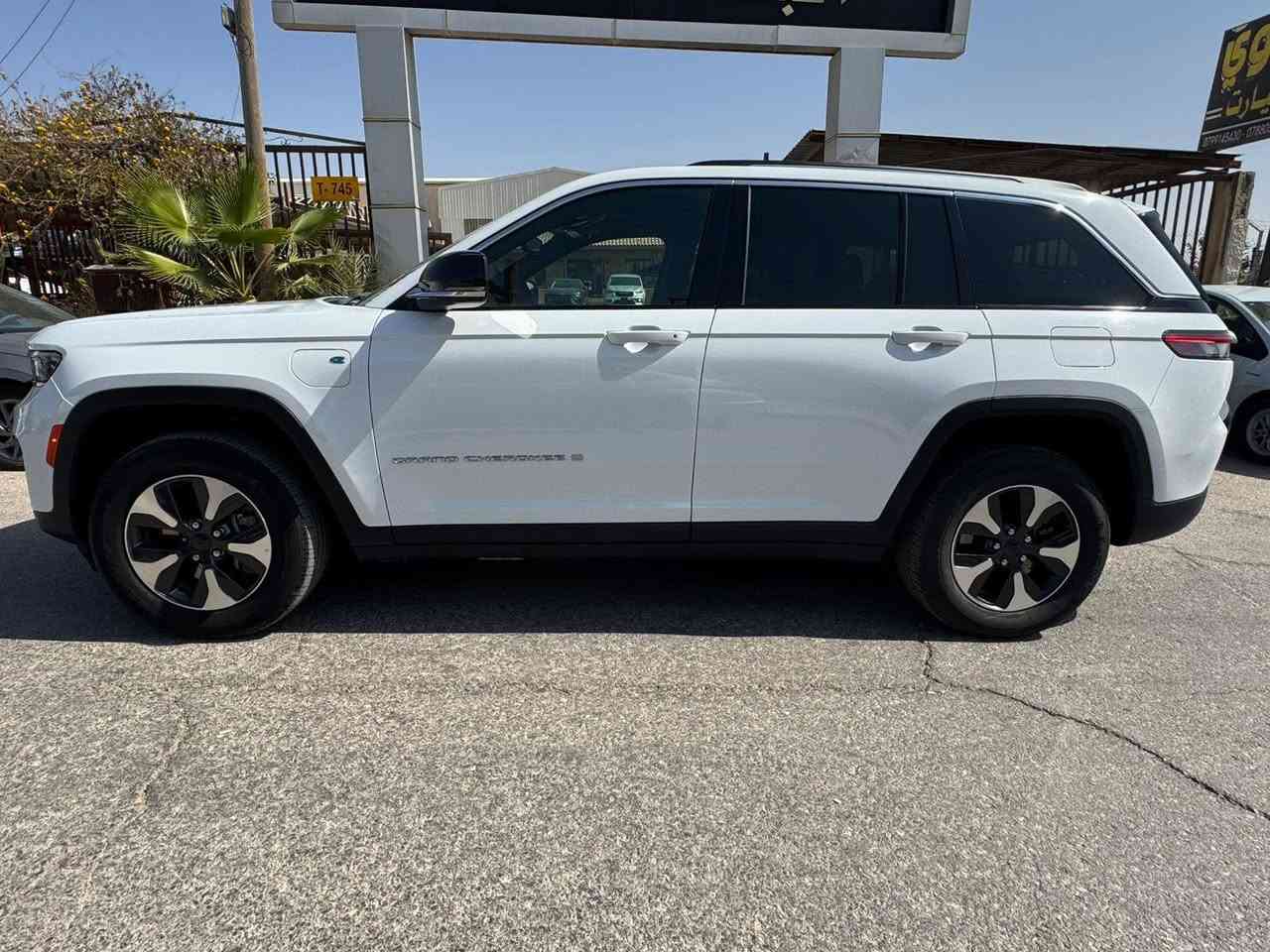 السلام عليكم
للبيع 2024 Jeep Grand Cherokee, Limited 4Xe
عداد : 50 الف ميل والسيارة جدا جدا جدا جديدة كلين بدون حادث 
سبير منازل مع العدة كامل 
محولة اصلية 220 فولت 
معرفة قياس الشحن دون الدخول للسيارة 
تشغيل عن بعد 
داخل جلد كريمي مميز 
بانوراما
لدات داخلية 
منفذ HD لعرض الفديو 
فول تحكم بالستيرن
شفتات استيرن
تحكم ثاني بالشاشة من خلال الشفتات
شاشات عدد 3 اصلية 
كراسي امامية كهرباء
ميموري كرسي السائق
تدفئة مقاعد امامية
تدفئة ستيرن
خاصية دخول ذكي 
كاميرا خلفية
رادار امامي 
رادار جانبي
تحديد مسار 
مثبت سرعة تفاعلي
تشغيل عن بعد
باب الصندوق كهرباء
نظام STOP/START ENGINE
نظام صوت ALPINE
دمامات خلفية 
حساسات خلفية
اوتو بريك خلفي
هاند بريك كهربائي (بصمة)
اضوية امامية LED
اضوية امامية زينون عالي/واطي
كشافات ضباب زينون
5 وضعيات قيادة
اضوية خلفية LED

سيارة كلين بدون حادث ومكفولة
  مرقم بغداد 
العنوان بغداد اتصل وبيك خير وتدلل 
***********
