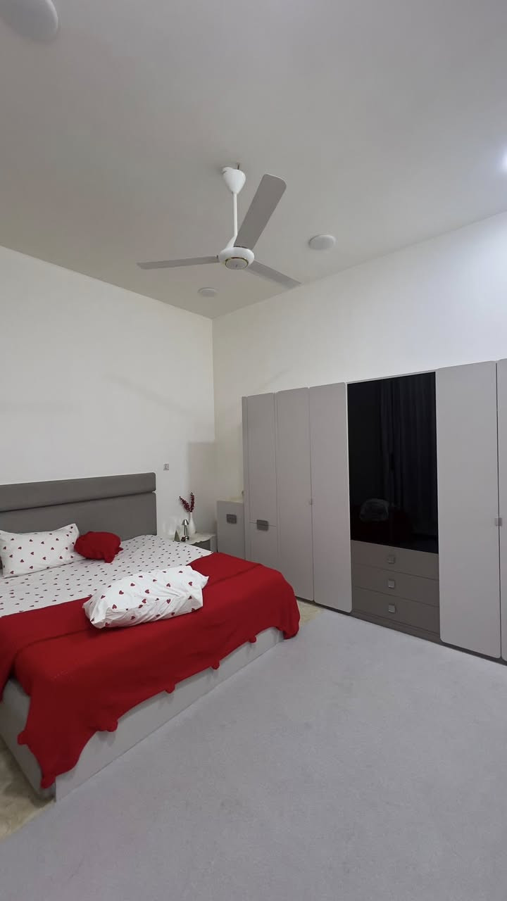 السلام عليكم 
بيت للبيع 
الموقع : شارع 60 العرضي أول بيت بأول فرع 
رقم القطعة : 48011 
المساحة : 100 متر مربع 
4 غرف - استقبال - مطبخ - صالة - 3 صحيات 
بناء ممتاز درجة اولى 

مطلوب لصندوق الاسكان 49 مليون
السعر الكلي 190 مليون وبي مجال 
للتواصل ***********
