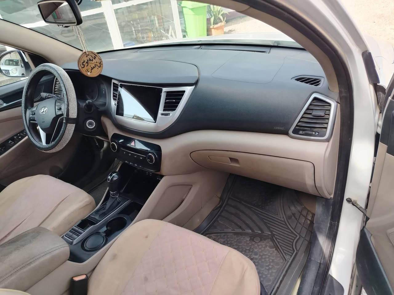 السلام عليكم توسان خليجي موديل ٢٠١٦ شكل الجديد مكفوله كفاله عامه من ضرر والصبغ السيارة بأسمي معوضه ١٨٥ وبيها مجال ***********
