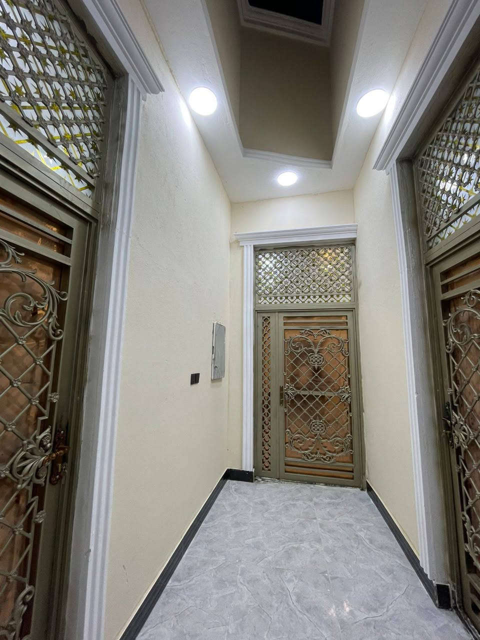 واسعد الله اوقاتكم بكل خير احبتي
***********
يتوفر دار سكن للبيع 

المساحه لكليه 100 متر مربع  ركن علاه شارعين كل شارع 10 متر 

نوع العقار طابو زراعي عراقي 

سند ٢٥ ول مالك عراقي تتكاتب ويا ابوالطابو مباشرتا

يتكون من غرف نوم عدد 2
استقبال 
صاله
مطبخ 
 مجمع صحيات داخليه وخارجيه 

البيت كامل من جميع الملحقاته 

بناء جديد 2025

فارق جاهزة للسكن تستلم بيتك عند المكتبة مباشر 

العنوان البصرة قضاء ابي الخصيب 

ابو كوصره غرب مدرسه الفتكار 

تبعد مسافة عن شارع ابو كوصره 100 متر 

منطقة روعه جميع الخدمات ماي كهرباء شارع 10 متر 

السعر  65وبي مجال

للاستفسار لاتصال ***********
