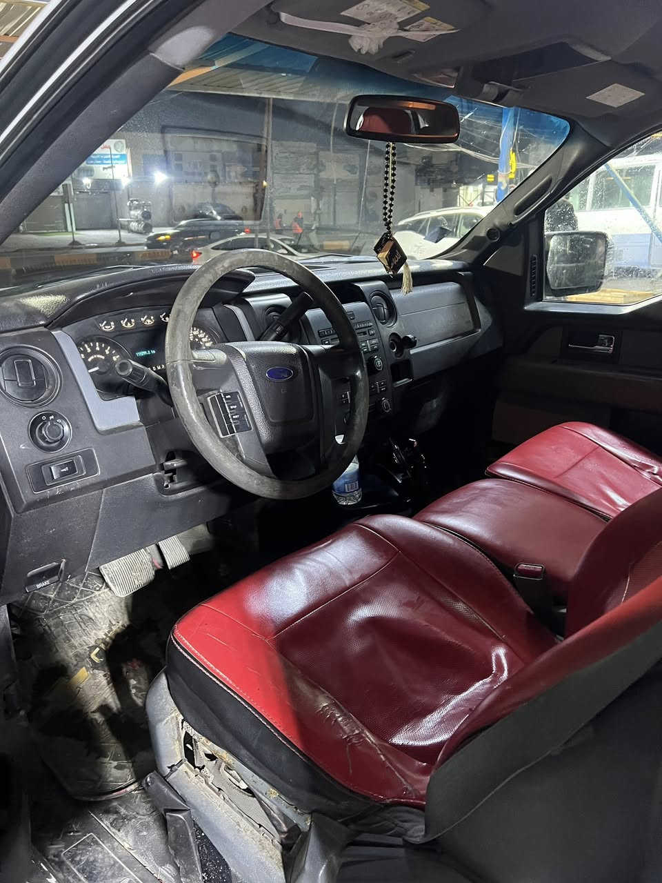 السلام عليكم 
فورد F150
موديل 2012
دخول وكالة نيفيا 
بيعا شخط باب الصدر 
مكينه ٣٦٠٠ 
هزه وسنويه جديد بسمي 
رقم انكليزي
بيها شغلات بسيطه لان ماعندي مجال اسويها 
ونزلت سعرها بسبب ضرف
١٢٥ $ سعر
وبيها مجال حك الجيه 
ومن هسه ماكو ٢٠١٢ بهيج سعر 
لتكسر بحلال العالم 
هـ ***********
بي واتساب
