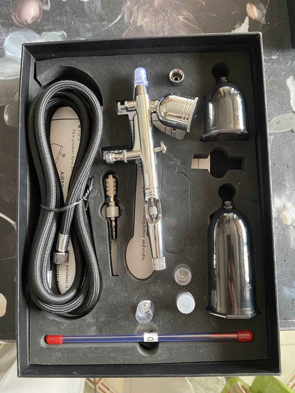 سلام عليكم 
مسدس رش (Airbrush) من نوع Fengda FE-180K. 
الاستخدامات: مثالي للأعمال الدقيقة، النمذجة، فن الأظافر، الوشم، وتزيين الكيك. 
المواصفات: يتميز بآلية مزدوجة الفعل للتحكم في كمية الهواء والطلاء. 
المحتويات: تتضمن المجموعة إبر وفوهات بمقاسات 0.2 ملم و 0.3 ملم، بالإضافة إلى خرطوم هواء. 
المميزات: يحتوي على محدد لموضع الإبرة ومسمار هواء قابل للتعديل لتحكم دقيق. 

اعلى سعر ابيع توصيل جميع الامحافظات


**إذا كنت صاحب هذا الإعلان وتريد حذفه لأي سبب، رجاءا أرسل رسالة إلى الدعم الفني**