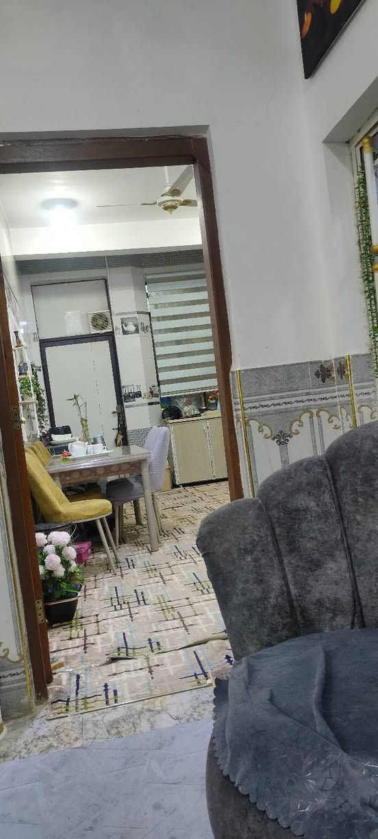 السلام عليكم ورحمة الله دار للبيع في حي السلام مساحة150متر )7.5*20(  بناء طابق ونص درجة اولى وغير مطلوب اسكان لتواصل والاستفسار 
***********
