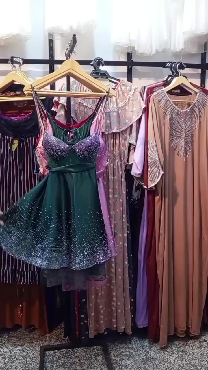 ازياء لمسة حرير للابسه النسائية 
التفاصيل: تطريز كريستالي كثيف على الصدر يمتد بانسيابية على التنورة، مما يمنحكِ بريقاً مع كل حركة.
​الألوان المتوفرة:
​💚 الأخضر الملكي (Zaituni)
​💜 البنفسجي الساحر (Lavender)
​💖 الوردي الناعم (Baby Pink)
​🤎 الذهبي/البرونزي (Champagne)
​❤️ الأحمر الجريء (Red)
​💙 الكحلي العميق (Navy Blue)
​🚚 متوفر الآن لطلبكِ الخاص!
للحجز والاستفسار، يرجى مراسلة الصفحة مباشرة.
العنوان مجمع الحاج جبار الفرهود مقابل بوتيك خلخال 🍁 
#جديد 

#النعمانية #النعمانيه_مدينتي✌💚 #النعمانية_نيوز


**إذا كنت صاحب هذا الإعلان وتريد حذفه لأي سبب، رجاءا أرسل رسالة إلى الدعم الفني**