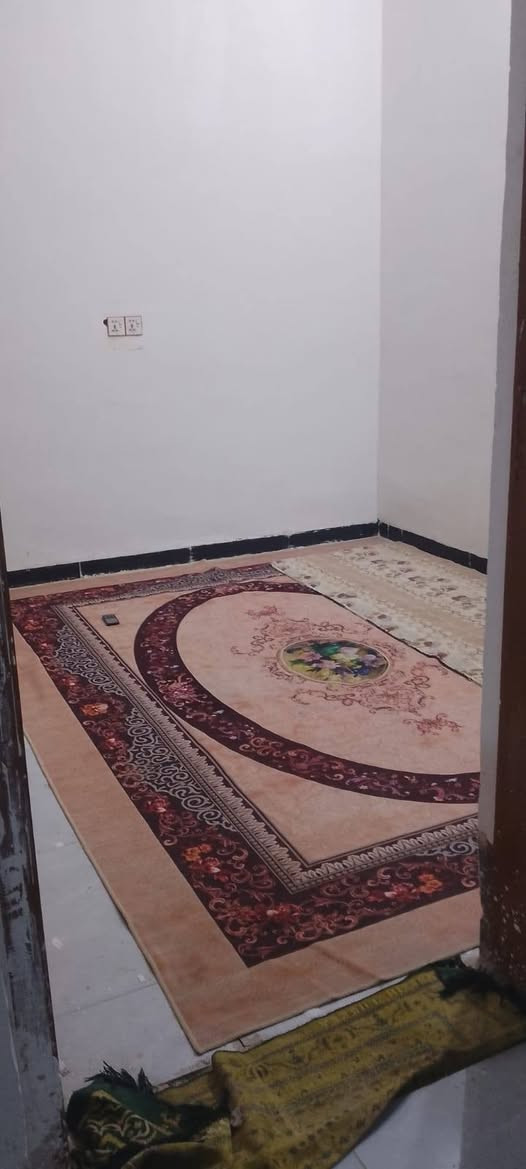 بيت للبيع حي الحشد سيد حمزة المساحة 125متر غرفة وصاله ومطبخ وستقبال وصحيات داخليه وخارجيه شغل درجة اوله بناء طابوك اساس كونكريت سقف كونكريت. لستفسار ***********
