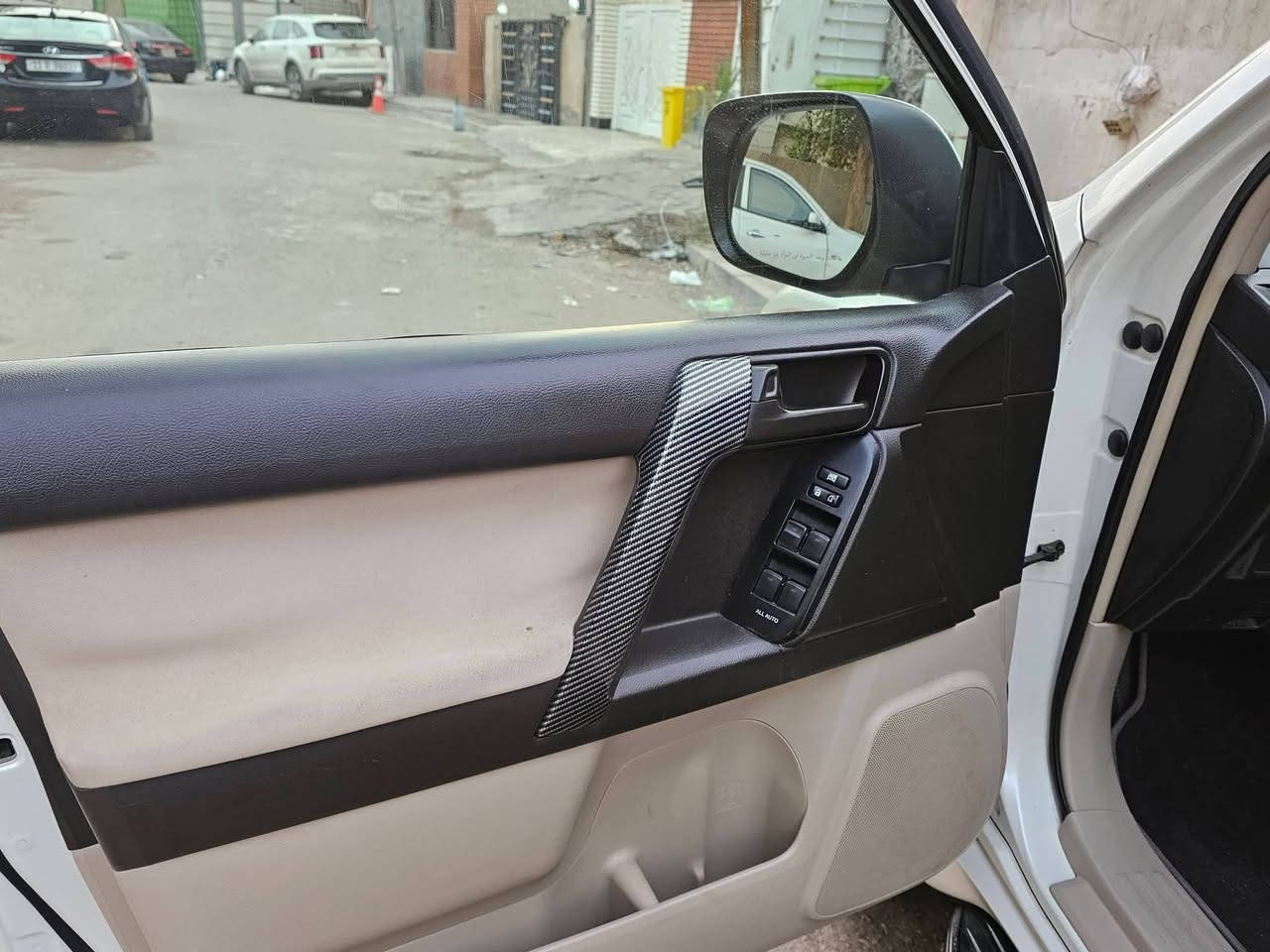 برادو ٢٠١٠ محرك ٤ سلندر
السونار موضح 
السيارة بدون نقص 
السعر ٢٠٠ بيها مجال 
***********
*********** واتس اب
المكان بغداد
