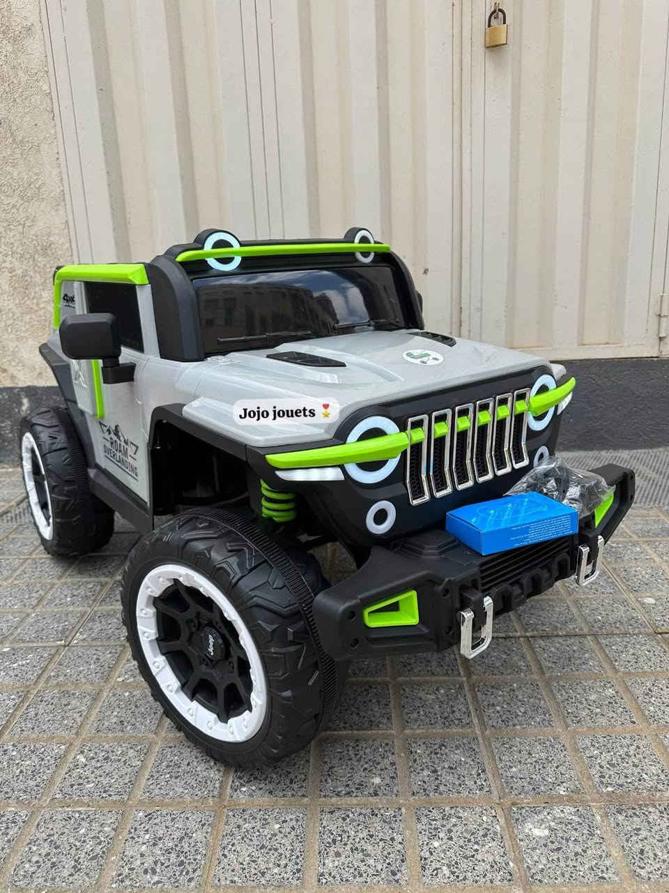 VOITURE ÉLECTRIQUE JEEP 4x4 12V ⚡️

✅🎖️JOJO JOUETS🎖️✅
🔵‼️HARES DEGDEG‼️🔵
✔️Batterie 12V7AH. 
✔️4 Moteurs 💪.
✔️Télécommande 2,4 GHz.
✔️Fonction balançoire.
✔️Lumière Avant LED.  
✔️Lumière d’ambiance LED. 
✔️3 Niveaux de Vitesse. 
✔️Design ergonomique.
✔️USB et Aux pour la musique.
✔️1 Place. 
✔️Tranche d'âge : 1 à 8 ans. 
✔️Portes ouvrables. 
✔️Vitesse maximale : 10 km/h
✔️Ceinture de sécurité.
✔️Contrôle de l'app Téléphone 📱 . 
✔️ Capacité de charge :30 Kgs.

Les Couleurs Disponibles : Blanc / Rouge / Gris. 

‎📦🚚التوصيل مجاني لجميع المدن مع الدفع عند الإستلام. 

🔵‼️HARES DEGDEG‼️🔵 الدار البيضاء, المغرب


**إذا كنت صاحب هذا الإعلان وتريد حذفه لأي سبب، رجاءا أرسل رسالة إلى الدعم الفني**