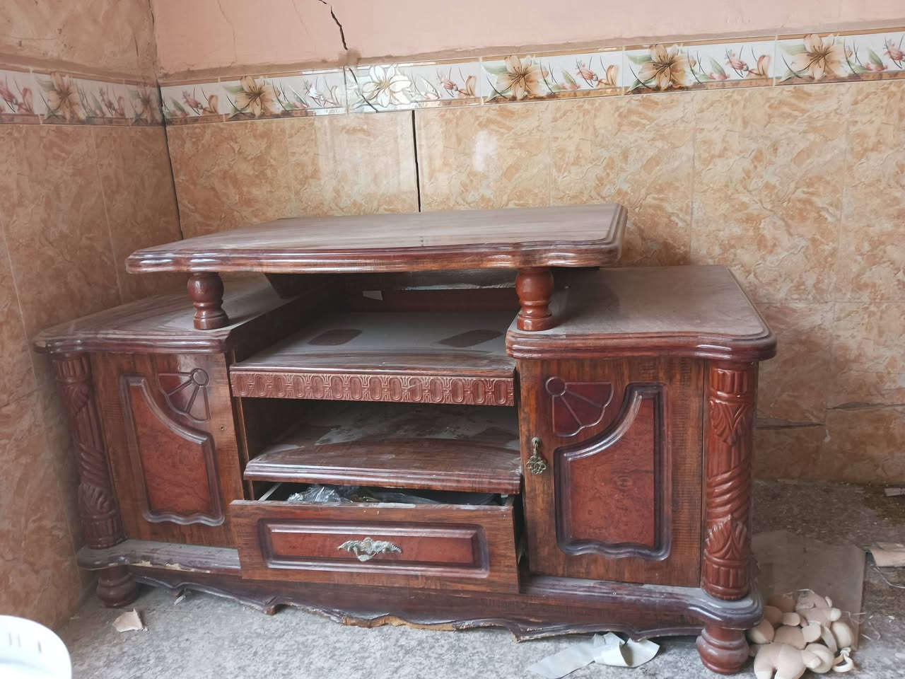 ميز تسكام ب١٢٥ وميز تلفزيون ب٢٥ رقم الموبايل***********
