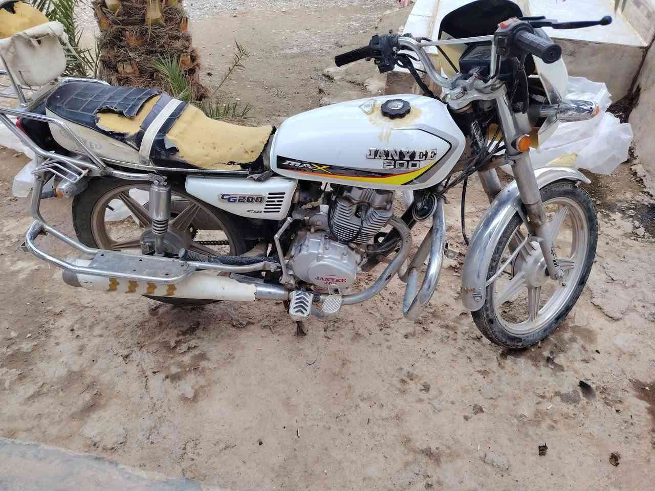 السلام عليكم موطور للبيع جني ابو الكله 2020 بعده شركه مامفتوح سلف شغال كل الاضويه شغاله ***********
