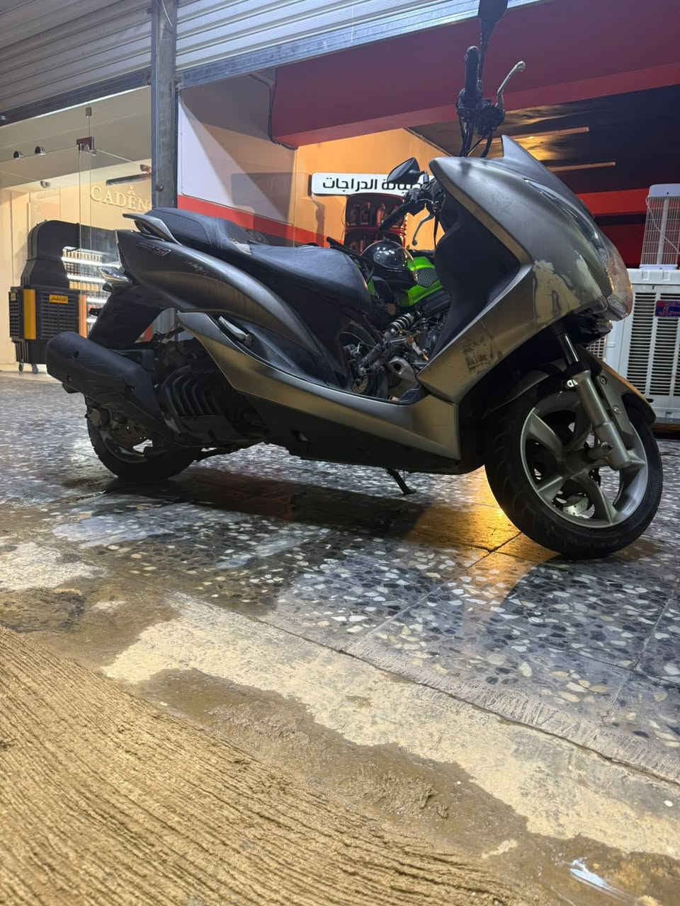 مليون و 600 الف ***********
الدراجة نظيفة جدا وعلى طول السنة الدهن مالتها موتل تخليقي  18 الف التر مالته
