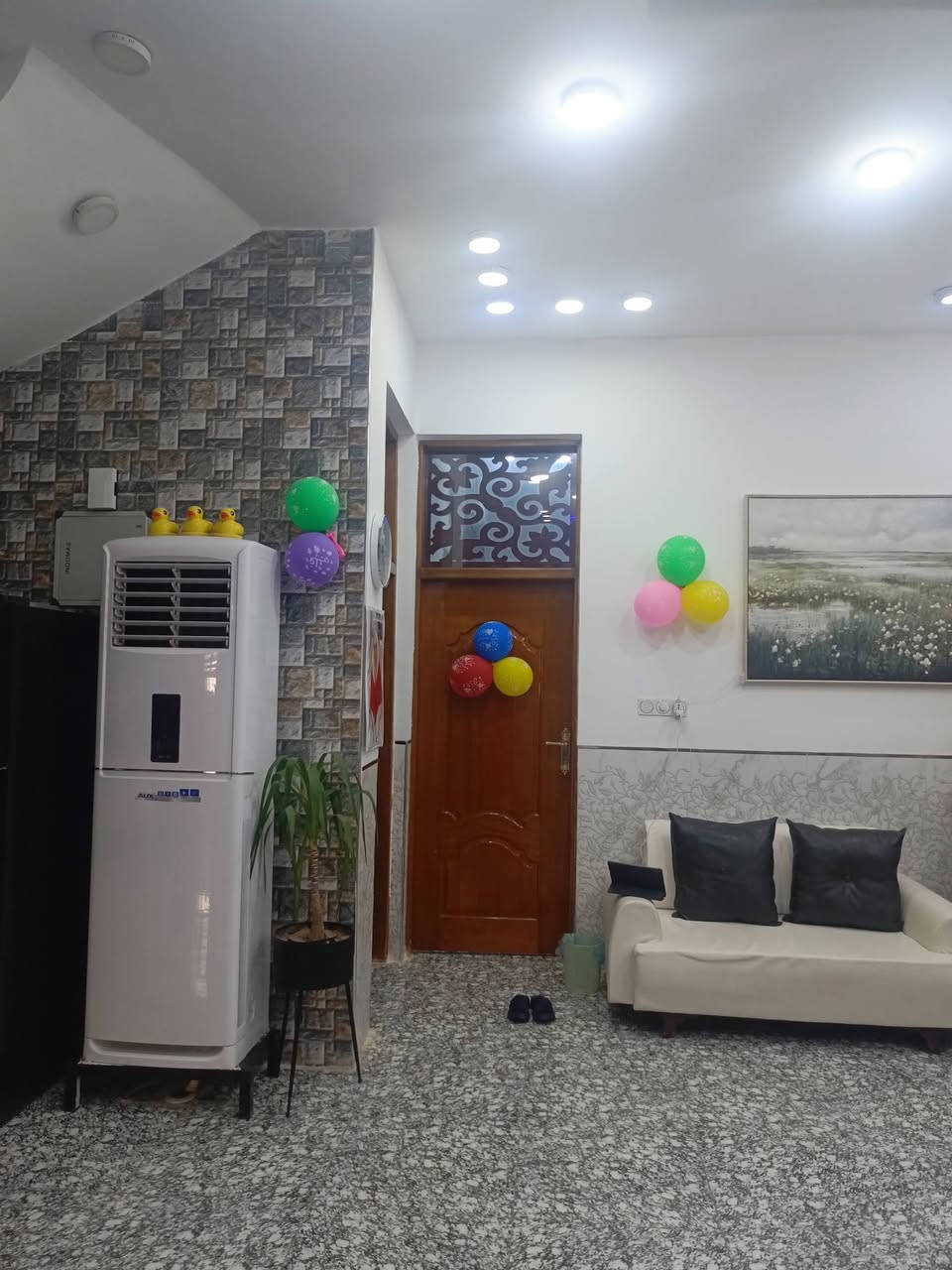 للبيع بيت 200 متر 
حي الوحدة قرب مدرسة العزم 
بناء حديث طابقين اربع غرف وهولين فوك وجوة وصحيات فوك وجوة ومطبخ واستقبال بناء درجة اولى 
للشراي الاتصال *********** واتساب
