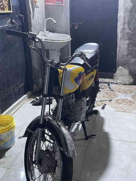 السلام وعليكم دراجه ايراني مكفوله من السرقه  نضيفه ادوات مجفته مره وحده تجفين اصليي اصلي انطيك بي ضملن كله جديد ناقصه بس كهربائيات هاي كدام عينك قيم واخذ السعر350وبيه مجال وكل الهلا ***********
