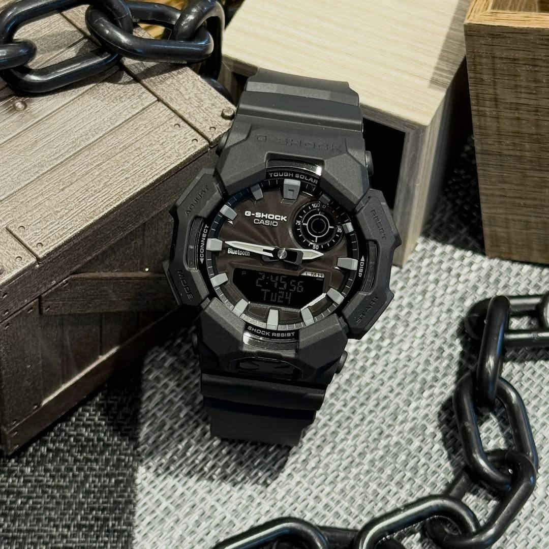 كاسيو جي-شوك (G-Shock) من طراز GA-B010-1A1

المميزات الذكية والتقنية

•نظام الطاقة (Tough Solar): تعمل الساعة بالطاقة الشمسية، مما يضمن تشغيلًا مستقرًا دون الحاجة لتغيير البطارية بشكل متكرر
•الاتصال بالبلوتوث (Bluetooth): يمكن ربطها بالهاتف الذكي لضبط الوقت تلقائيًا، واستخدام ميزة البحث عن الهاتف، والوصول إلى ميزات تطبيق CASIO WATCHES
•تتبع النشاط: تتضمن الساعة مستشعرًا لتتبع الخطوات (Step Tracker) وعرض البيانات رقميًا.
وظائف إضافية
•الإضاءة: مزودة بإضاءة LED قوية (Super Illuminator) لرؤية واضحة في الظلام
•الوقت العالمي: تدعم عرض الوقت في مدن مختلفة حول العالم
•أدوات القياس: تحتوي على ساعة توقيت (Stopwatch) ومؤقت عد تنازلي ومنبهات يومية.

المواصفات الأساسية

الهيكل والحزام: مصنوعان من الراتينج المتين، مع تصميم مقاوم للصدمات يحمي الساعة في أقوى الظروف.
•مقاومة الماء: تصل إلى 200 متر (20 بار)، مما يجعلها مناسبة للسباحة والأنشطة المائية اليومية.
•الزجاج: زجاج معدني (Mineral Glass) مقاوم للخدش.


**إذا كنت صاحب هذا الإعلان وتريد حذفه لأي سبب، رجاءا أرسل رسالة إلى الدعم الفني**