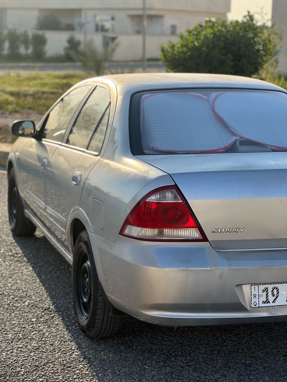 موديل ٢٠١٣ كوري مكفولة ماعدا بارد بسيط بالباب والسيارة بيه جراد بالصبغ 