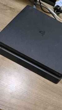 عندي بلي ستيشن 4سلم للبيع فول نظافه معاه يدتين للستفسار اتصل على رقم 0...