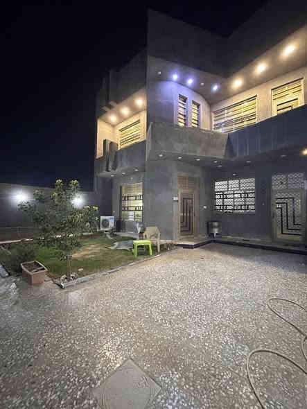 السلام عليكم بيت للبيع مساحة 300 م زراعي سند 25 
يحتوي ع حديقة 🌱
كراج سيارة 🚙 
أربع غرف نوم 
طابقين الطابق الارضي مطبخ واستقبال وصاله كبيرة وغرفتين ويحتوي ع تواليت داخلي وحمام داخلي 
الطابق الأول غرفتين وصاله كبيرة وحمام داخلي بس ارضية ماكامل #الموقع حي البتول الجسر الفرنسي السدة الي قبل الجسر مجمع طيبة السكني 
السعر خاص  هـ ***********
