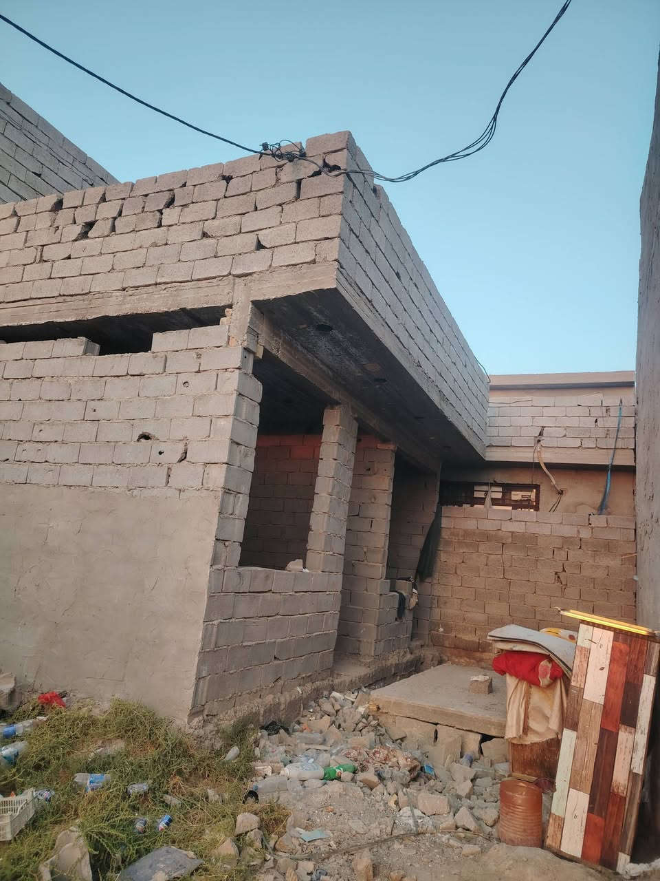 سلام عليكم هيكل للبيع في هورجب شارع لاذاعة خلف الروائي مساحة 100متر طابق ونص سعرة 40وبي مجال ستفسار خاص او تصال ***********
